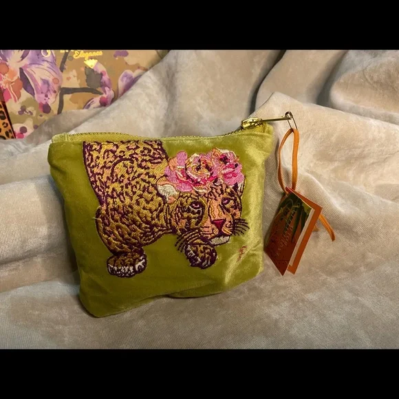 Powder Climbing Leopard Velvet Pouch - Picture 7 of 10